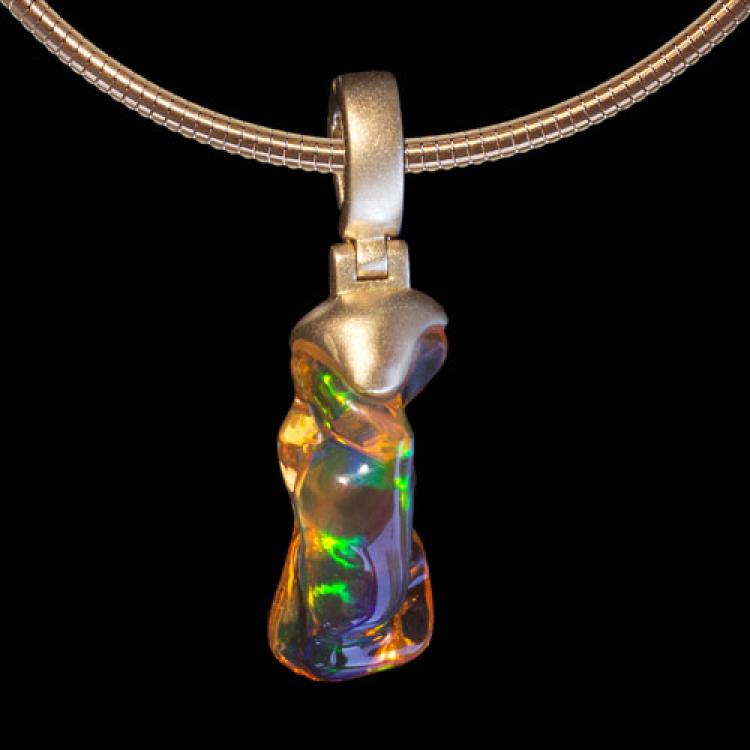 Feueropal Freeshape mit grünem und rotem Farbenspiel in 750 Gelbgold-Anhänger