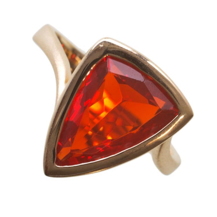 Facettierter Mexikanischer Feueropal in mattiertem Ring aus 750er Gelbgold