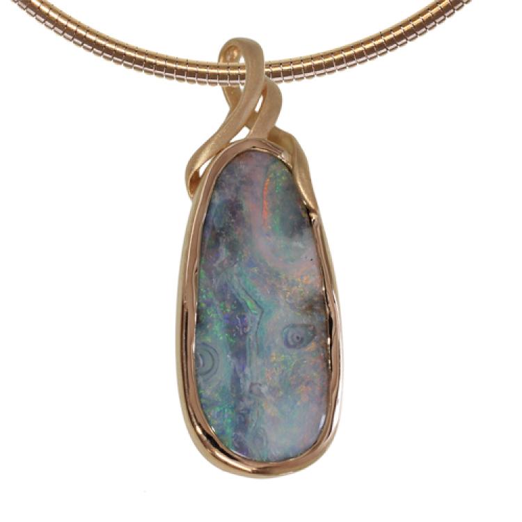 Großer Anhänger aus Gelbgold mit buntem Boulderopal