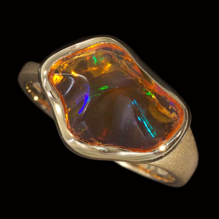 Freeshape Mexikanischer Feueropal in asymmetrischem 750er-Goldring mit Mattfinish