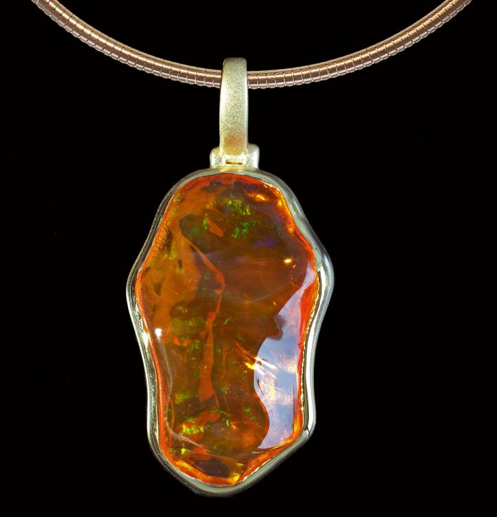 Oranger Feueropal Freeshape in 750 Gelbgold-Anhänger