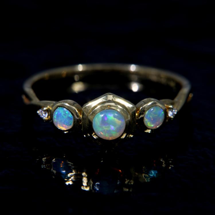 Gelbgold-Ring mit drei Kristallopalen und Brillanten