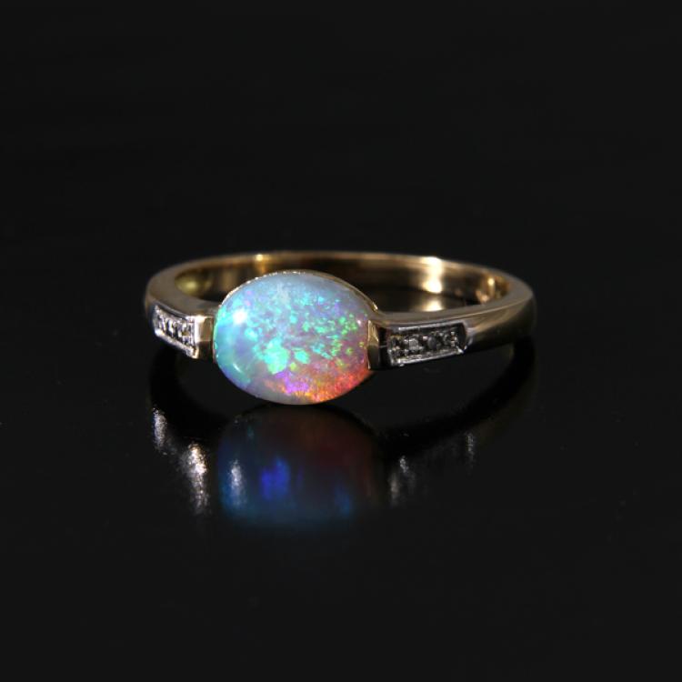 Kristallopal mit blau-grünem Schimmer in 750er Gelbgold Ring