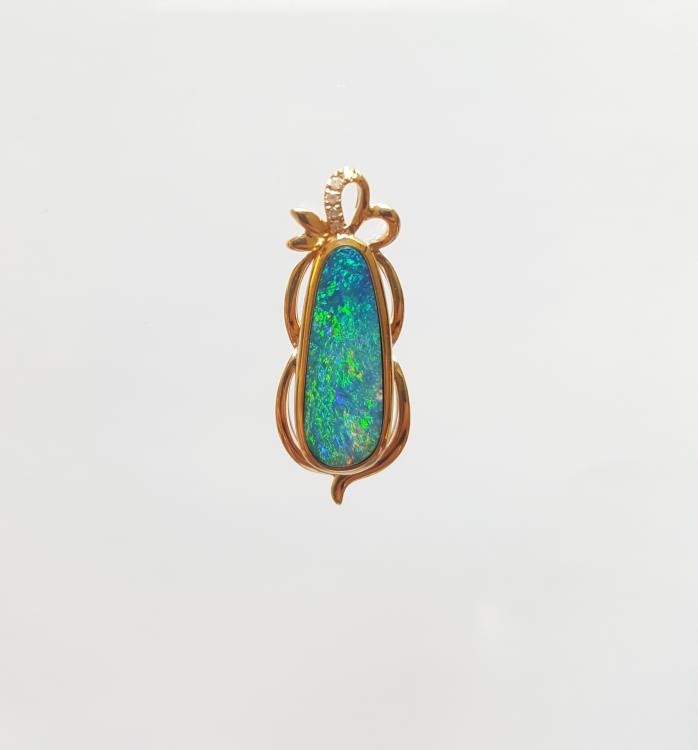 585er Gelbgold-Anhänger mit Blau-Grüner Opaldublet und Brillianten