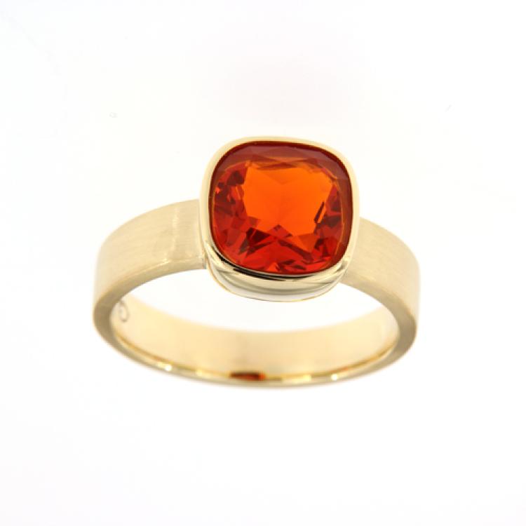 Rot-orangefarbener Feueropal in mattem 750er Goldring