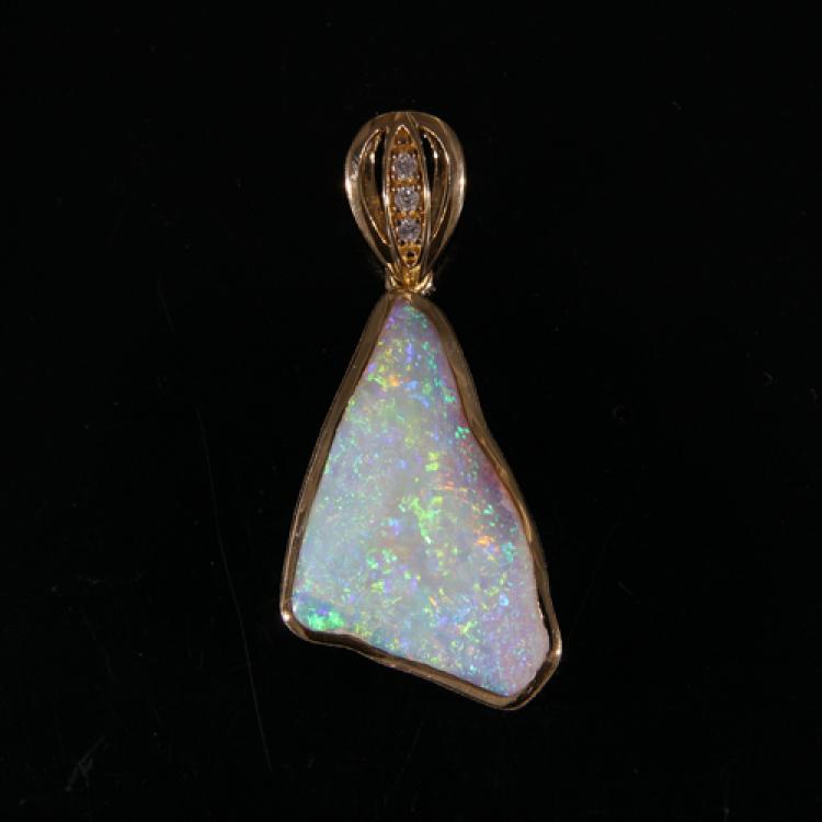 Australischer Opal mit Brillanten in 750er Gelbgold Anhänger