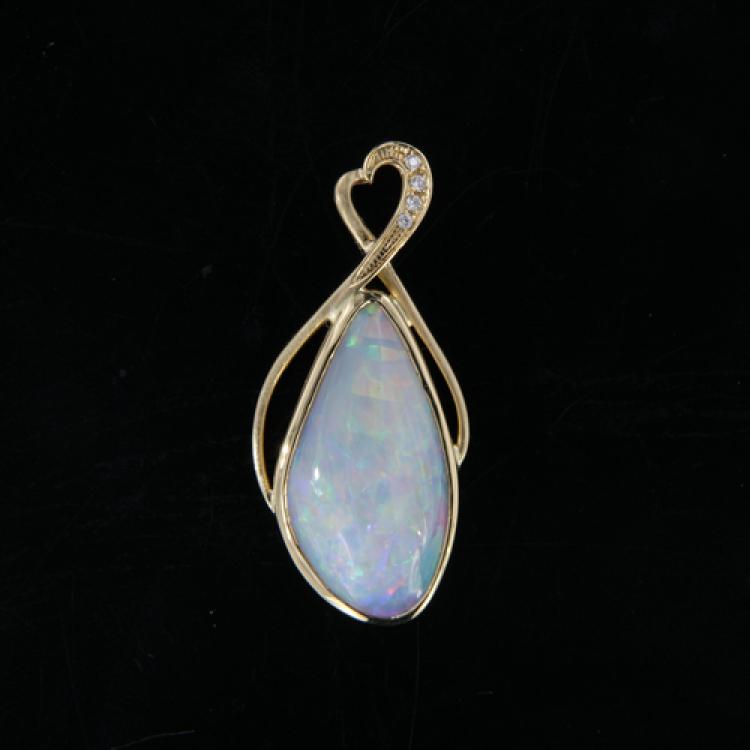 Australischer Opal mit Regenbogenfarben in einem Anhänger aus 750er Gold