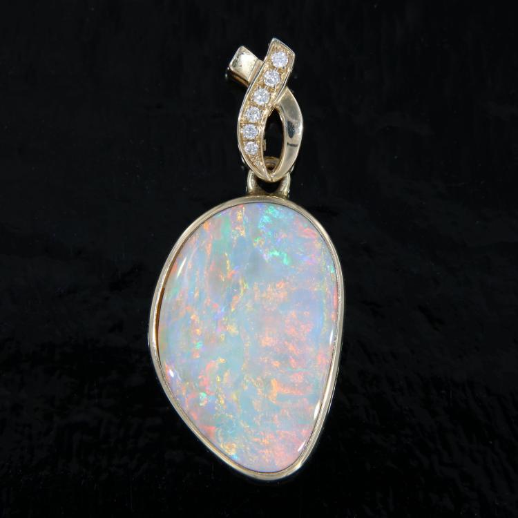 Bunter Opal und Brillanten in 585er Gelbgold Anhänger