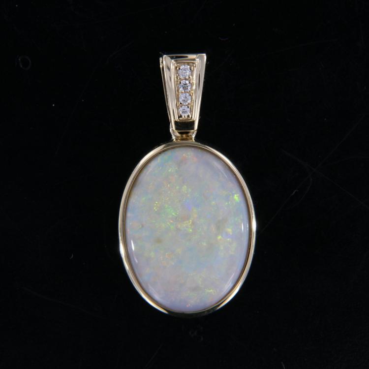 Ovaler Opal-Anhänger mit Brillanten