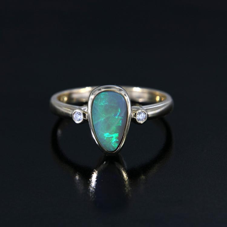 Crystal Opal with Gright Green Flash in 585 Yellow Gold Ring