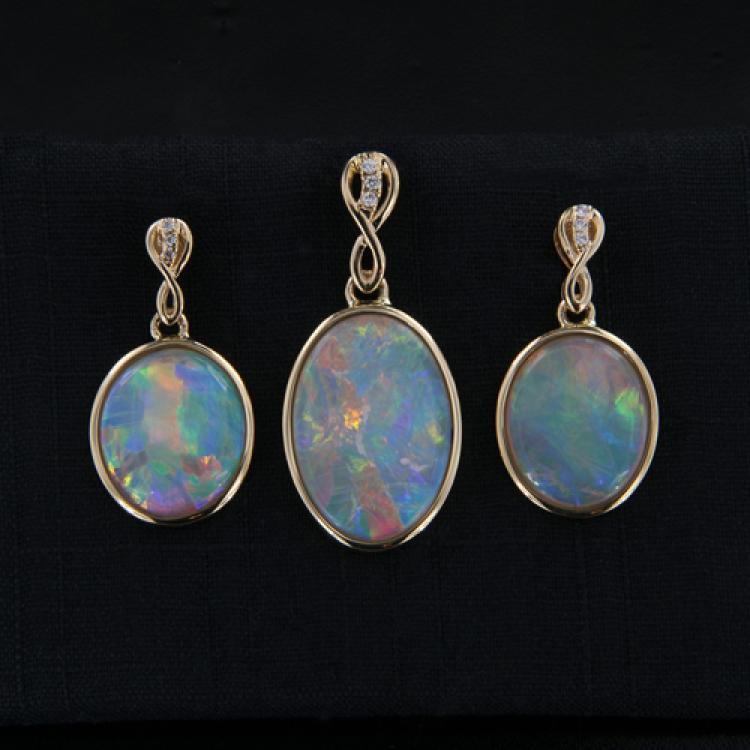 Ohrring- und Anhänger-Set aus 585er Gold mit ovalen australischen Opalen und Brillanten