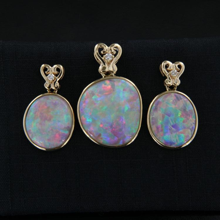 Ohrring- und Anhänger-Set aus 585er Gold mit bunten australischen Opalen und Brillanten