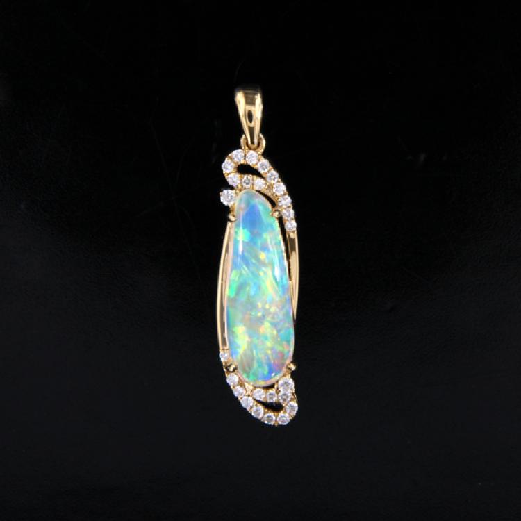 Gelbgold Anhänger mit Kristallopal und Brillanten