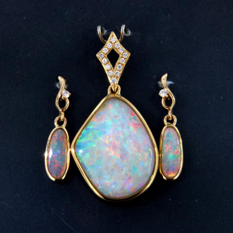 Buntes Set mit Ohrringen und Anhänger aus australischen Opalen und Diamanten in 585er Gold