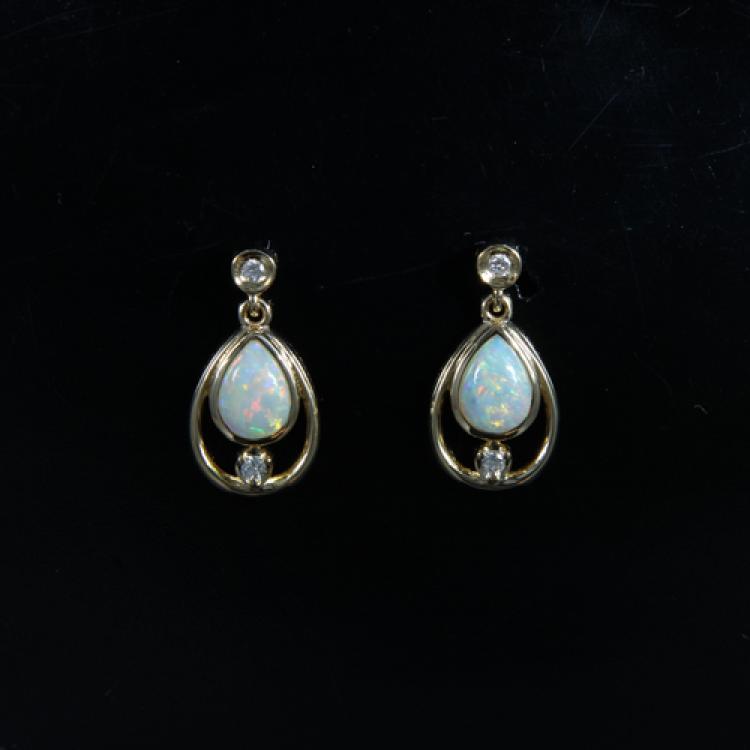 Gelbgold-Ohrhänger mit Helleropal Tropfen und Brillanten