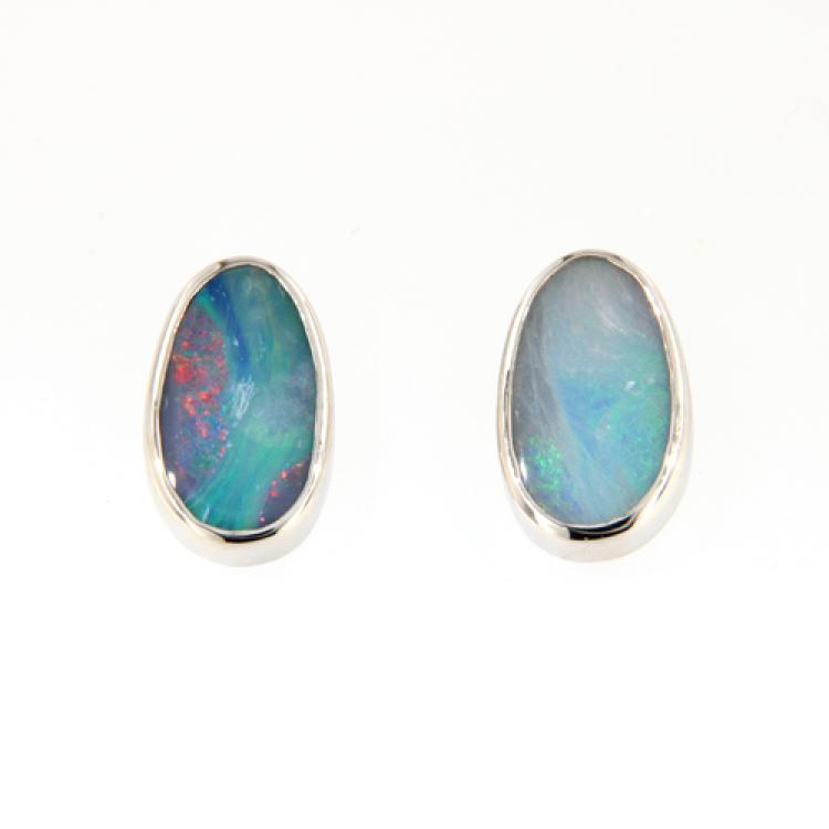 Silberne Ohrstecker mit blauen Opal-Dubletten