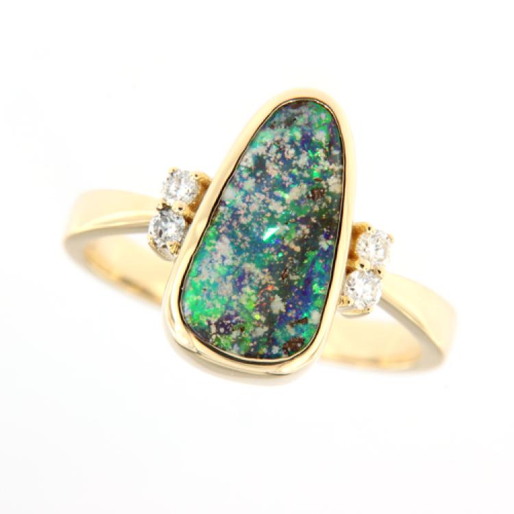 Boulderopal mit leuchtend grünem Farbenspiel in einem Ring aus 18 Karat Gelbgold