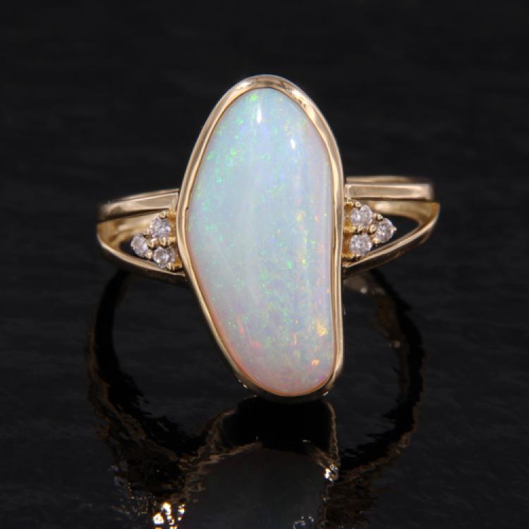 Bunter Boulderopal und Brillianten in 750er Gelbgold Ring