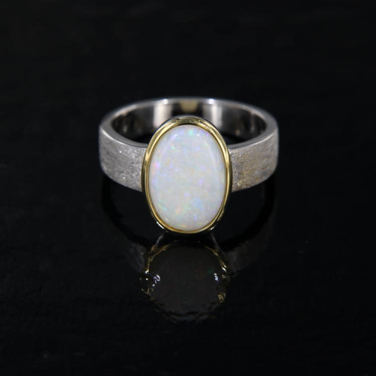 Ring aus Sterlingsilber mit Ovalem Hellopal