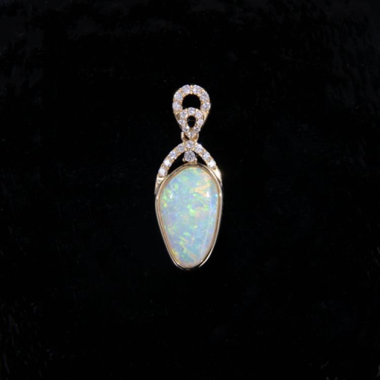 Anhänger mit australischem Opal und Brillanten in Gelbgold