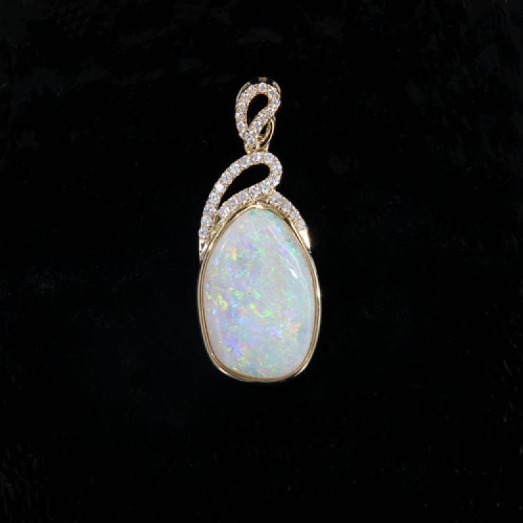 Eleganter Goldanhänger mit Buntem Opal und Brillanten