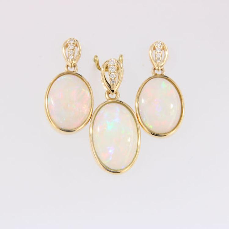 Ovale Opale und Brillanten in 585er Gold Ohrringe und Anhänger im Set