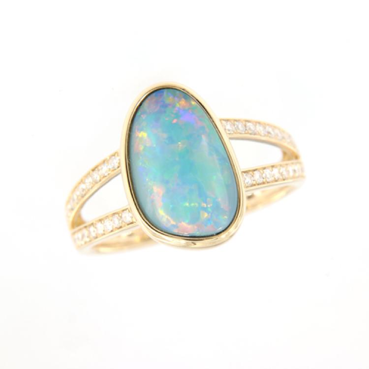 Split-Band-Ring mit buntem Opaldublette und Brillanten