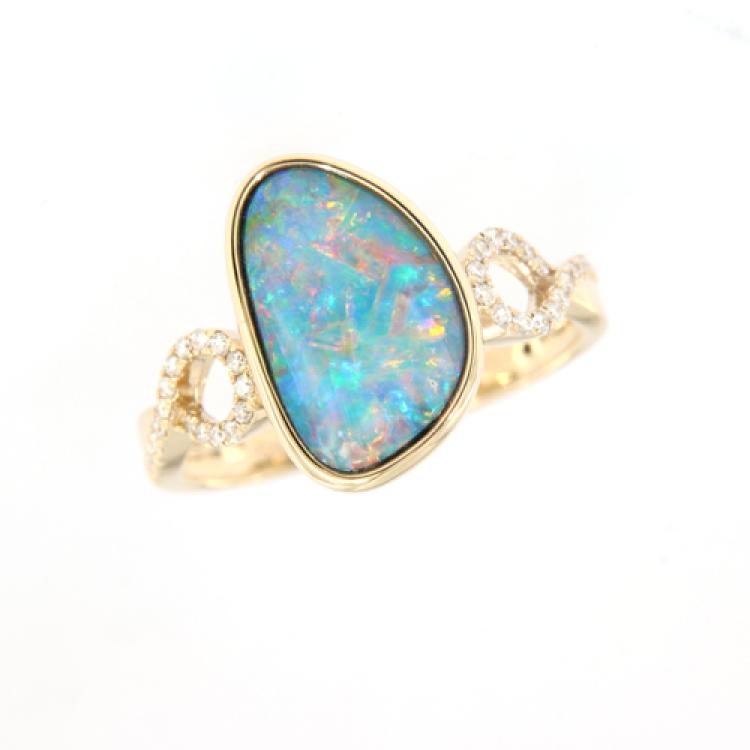 Eleganter Ring aus Gold mit buntem Opaldublette und Brillanten