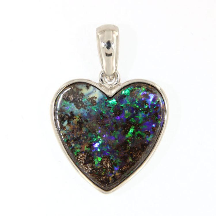 Herzförmiger Boulderopal mit blaugrünem Farbenspiel in Sterlingsilber-Anhänger